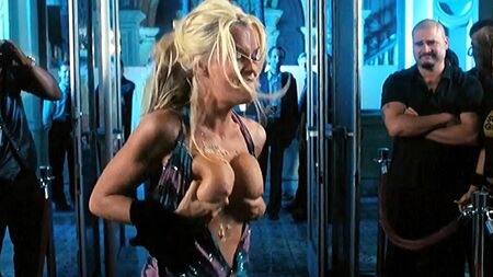 Jenny McCarthy, con los pechos al aire, en un escándalo amoroso escandaloso - PlanetCom