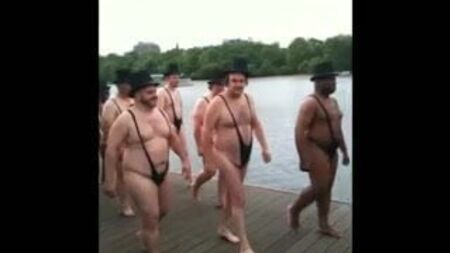 Hombres mayores en bañador tanga