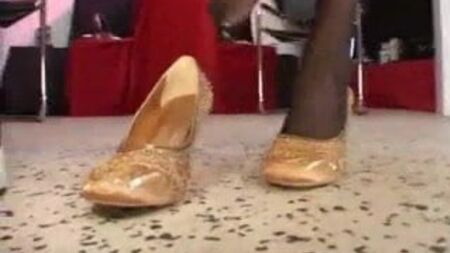 Salón de zapatos para lesbianas - Follada con tacones