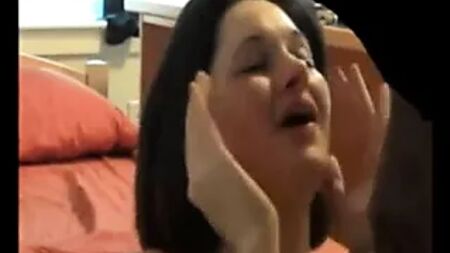 Una joven muy parecida a Jennifer Lawrence suplica que le corran en la cara