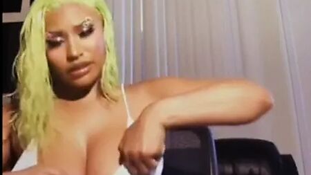 Nicki Minaj te provoca con sus grandes pechos