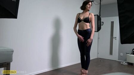 CzechCasting Zaneta: ¡Una lluvia de squirt en un sofá blanco! - El sofá de las audiciones checas - CzechAV: MILF tetona, tetas grandes, modelo natural