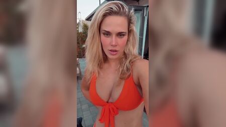 WWE - CJ Perry, también conocida como Lana, con un bikini naranja