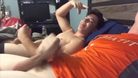 Chicas guapas masturbándose una al lado de la otra en una fiesta de pijamas