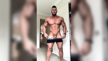 El fornido culturista australiano Nath Wyld provocando
