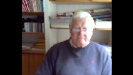 el abuelo se corre delante de la cámara