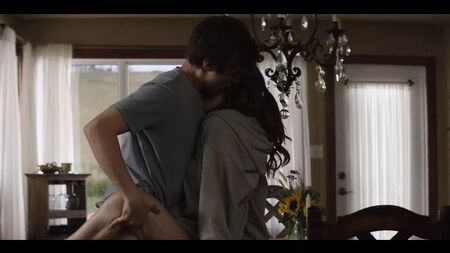 Kate Mara, escenas de sexo en «A Teacher» (Episodio 5)