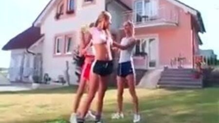 Niñas con pantalones cortos y zapatillas deportivas de Adidas
