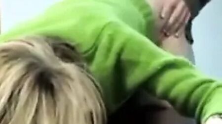La chica del jersey verde se acuesta con alguien en una habitación de hotel