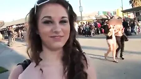 Una chica joven se acuesta con un hombre mayor