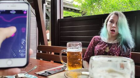 ¡Control remoto del orgasmo de mi hermanastra en un bar!