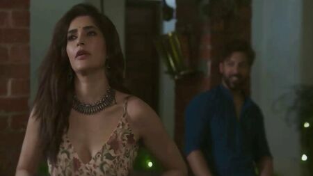 Karishma Tanna en una escena de «Lahore Confidential»