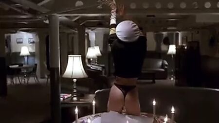 Recopilación de Erika Eleniak en «Under Siege» (en topless)
