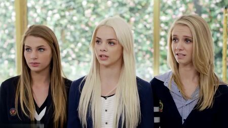 Elsa Jean, Rachel James y Sydney Cole con tres chicos negros