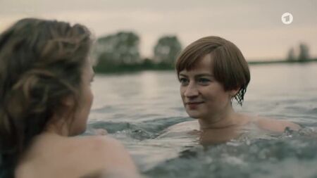 Nina Gummich, Alicia von Rittberg - Desnudo: Lotte en la Bauhaus (2019) 720p Ver online / Nina Gummich, Alicia von Rittberg - Bauhaus