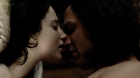 Andrea Riseborough desnuda - La ramera del diablo, temporada 1, episodios 1 y 2 (2008) HD 720p. Ver online