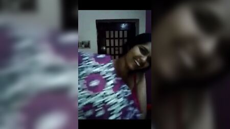 Una tía tamil se cambia de ropa después de tener sexo con su novio