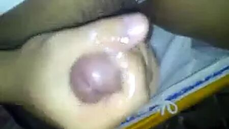 Hombre masturbándose 01