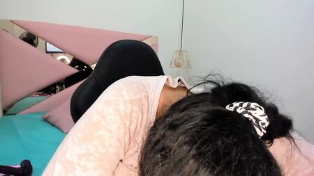 La latina Amanda se saca las enormes tetas y las areolas