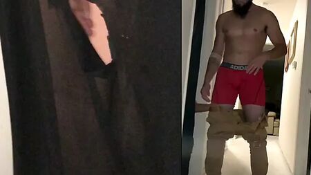 Un hombre heterosexual recibe una mamada de un travesti