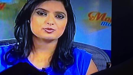 Homenaje con semen a una presentadora de noticias sexy