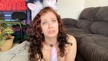 El señor castiga a una conejita malcriada con juguetes grandes y sobreestimulación - Vídeo porno completo de veggiebabyy