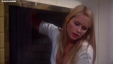 Ami Dolenz, Julie Michaels - Witchboard 2 (1993) ¿Desnuda? ¡Qué sexy! / Ami Dolenz, Julie Michaels - La tabla ouija 2: El portal del diablo