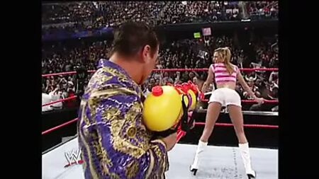 WWE - Stacy Keibler con pantalones cortos blancos, mojada con una pistola de agua