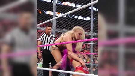 WWE: Charlotte Flair derriba a Sasha Banks