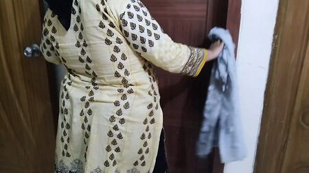 (La tía punjabi y el polvo salvaje con su hijo) Una tía india muy sexy se acuesta con su hijastro mientras limpia la casa - Sexo duro