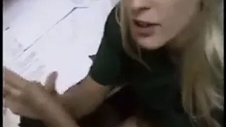 Una chica checa follando y eyaculando en el trabajo