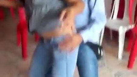 Estas zorras en vaqueros ponen cachondos a los tíos