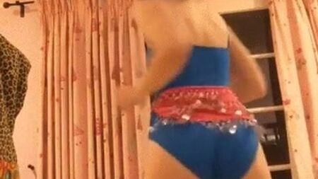 Lily Mo Sheen moviendo el trasero