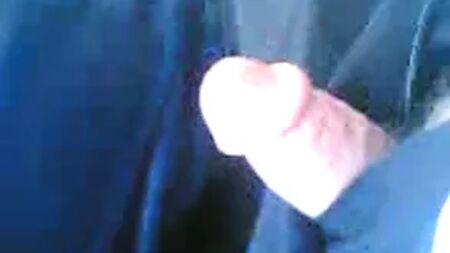 chica kurda en un coche