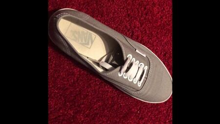 Correrme dentro de las Vans grises de mi hermana