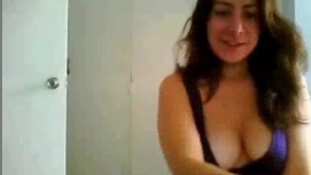 Chica brasileña con una amiga por cámara web