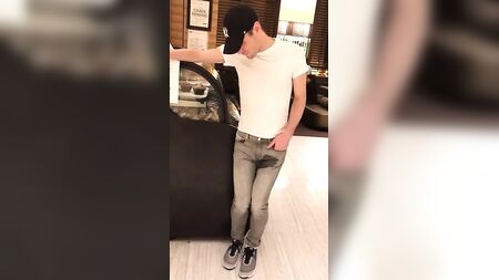 Un niño se ha meado en los pantalones en público
