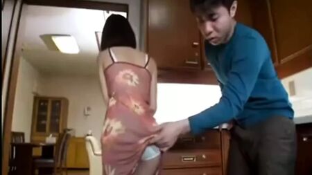 Una madre japonesa seduce al amigo de su hijastro, cap. 1