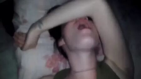 Una chica blanca guapa se corre sobre una polla árabe