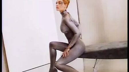 Jeri Ryan: sesión fotográfica de 1997 con un traje plateado para «Star Trek»