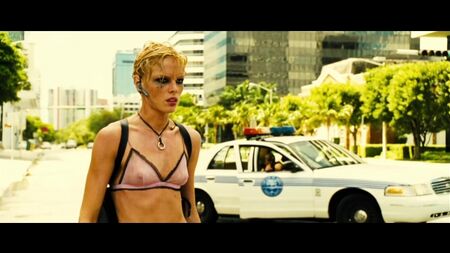 Kate Nauta desnuda - El transportador 2 (Le Transporteur II, 2005) HD 1080p Ver online / Kate Nauta - El transportador 2