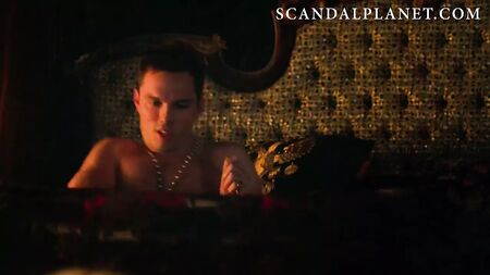 Escena de desnudo de Elle Fanning en «The Great»