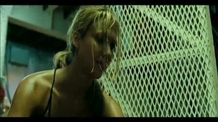 Jessica Alba: descuido con el escote en «Into the Blue» (versión larga)
