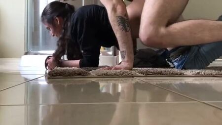 La empleada doméstica está sola en casa con el dueño