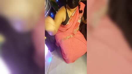 La seducción de una madre tamil con sari rosa