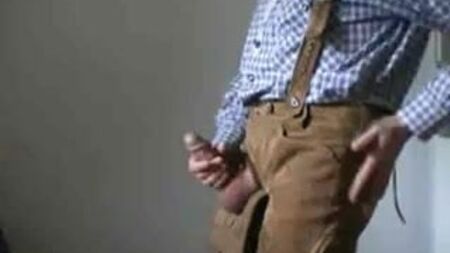 Un bávaro presume de sus pantalones de cuero