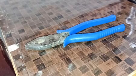 El electricista del otro lado de la ciudad vio a la hermana de pechos generosos y no pudo contenerse. Vídeo porno indio «desi» en alta definición con audio en hindi nítido