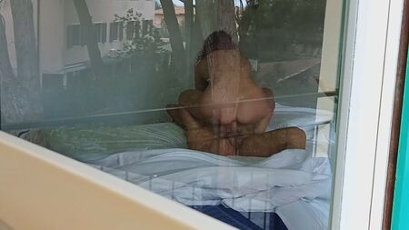 Un voyeur pilló a unos vecinos follando delante de una ventana abierta; me encanta mirar el culo de esa milf tan buena mientras cabalga una polla enorme