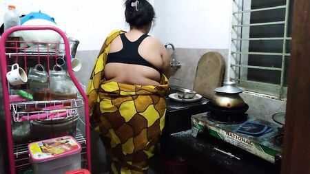 «Kitchen Me Saree Pahana Desi Hot Aunty Ki Chudai» - (Una tía tamil de 55 años folla en la cocina)