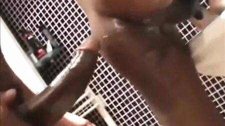 Papá cachondo con una polla monstruosa contra un jovencito indio